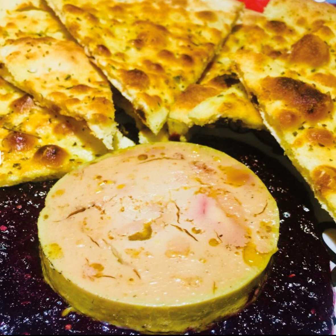 FOIE MICUIT TEMPLADO CON PIADINA Y SALSA DE FRUTOS ROJO