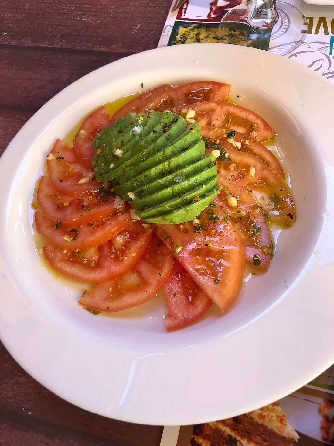 TOMATE ALIÑADO CON AGUACATE