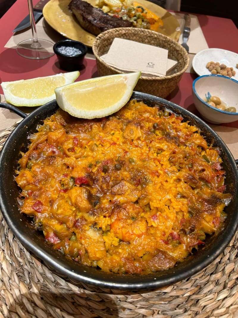 Paella de pescado y marisco