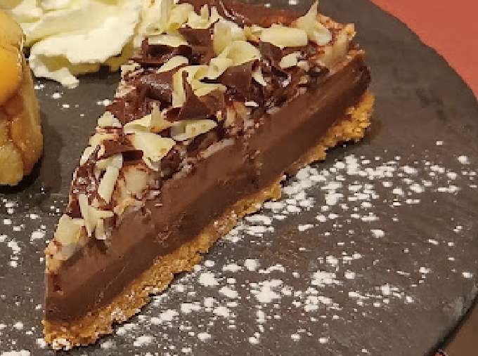 Tarta casera suave de dos chocolates