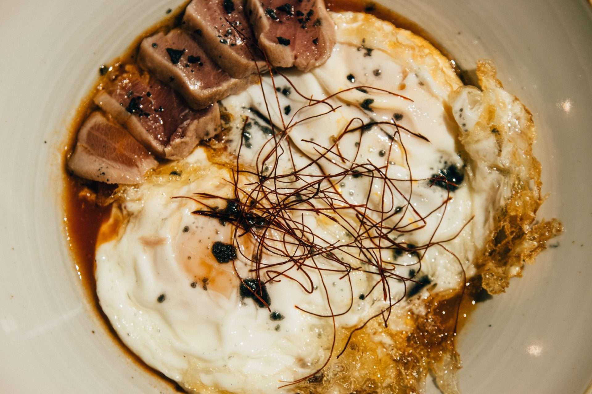 Atún rojo “Balfegó”, fritailla de tomate y huevos fritos con puntilla, ito togarashi