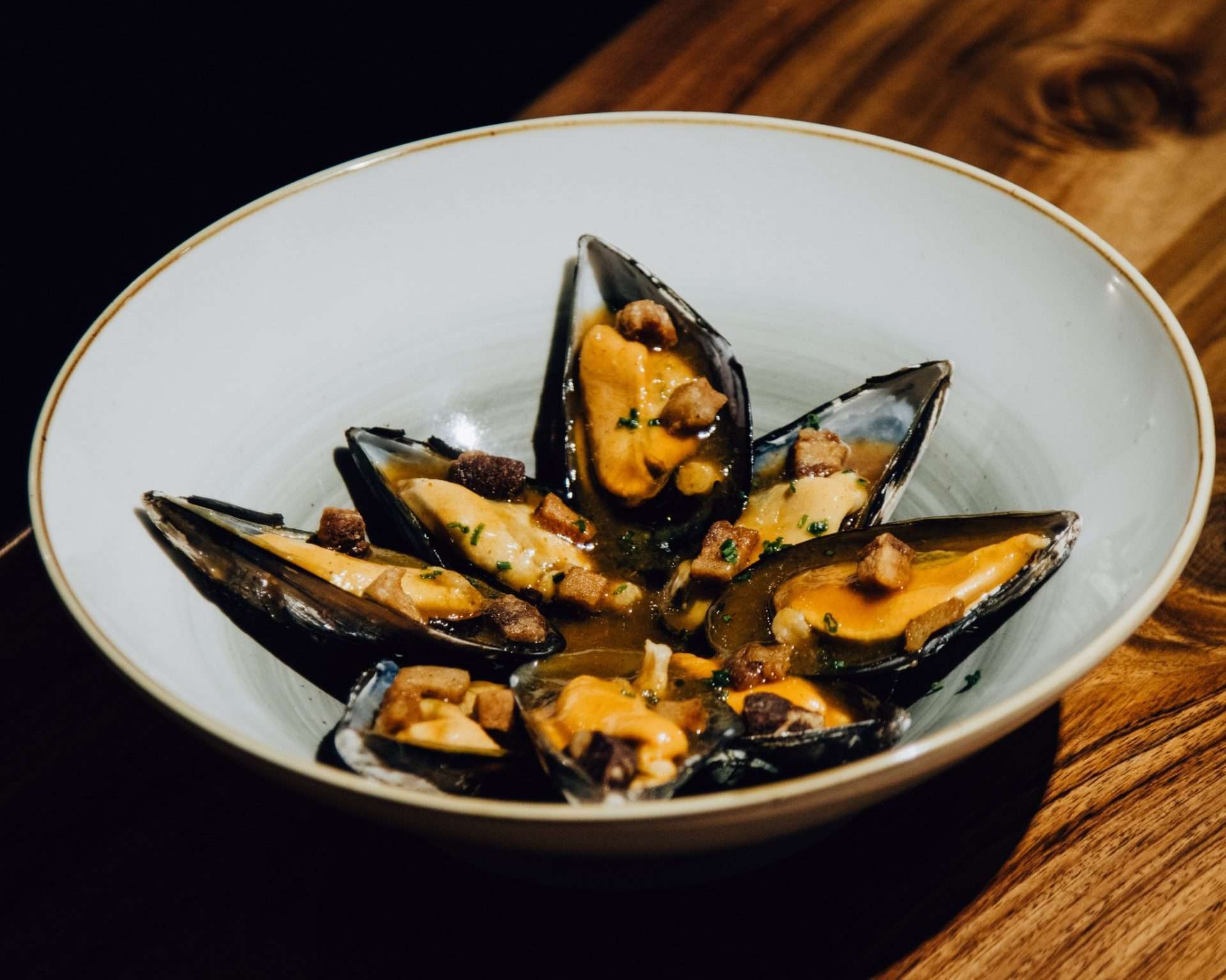 Mejillones con salsa de callos y torreznos