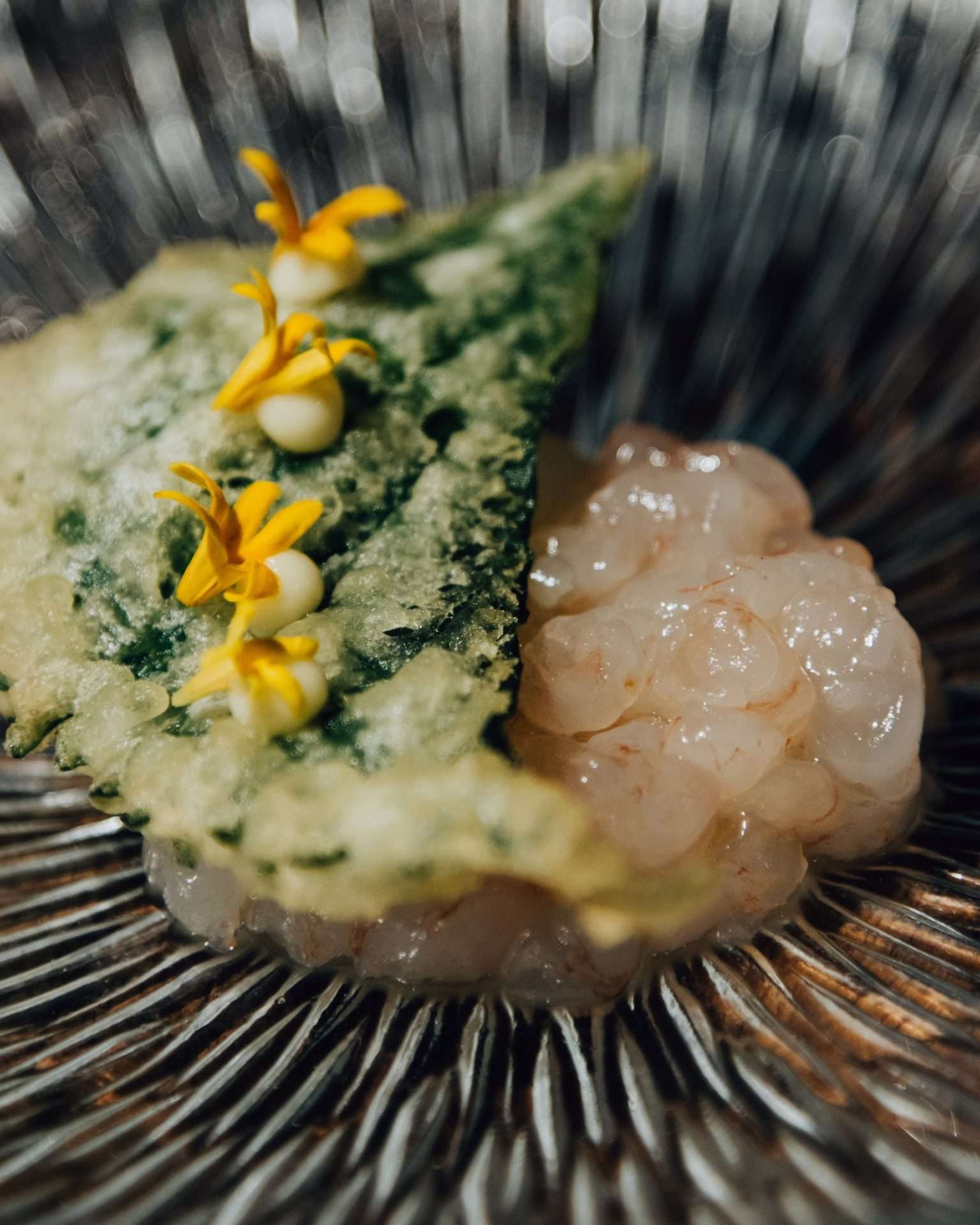 Tartar de quisquilla con gazpachuelo de moluscos y hoja de sisho